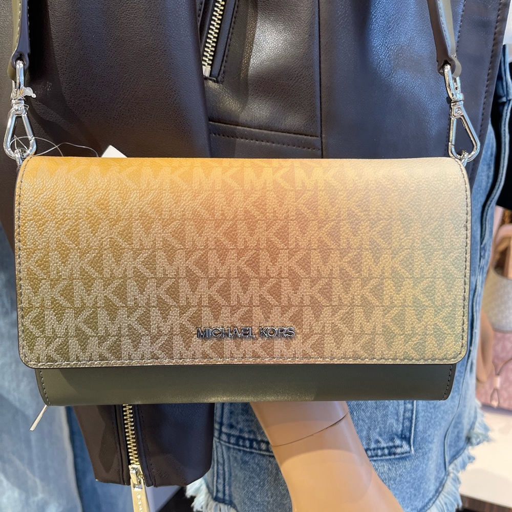 MICHAEL KORS Jet Set Large Ombré Signature Logo Crossbody Bag
Olive Multi 
NWT - Picture 5 of 16